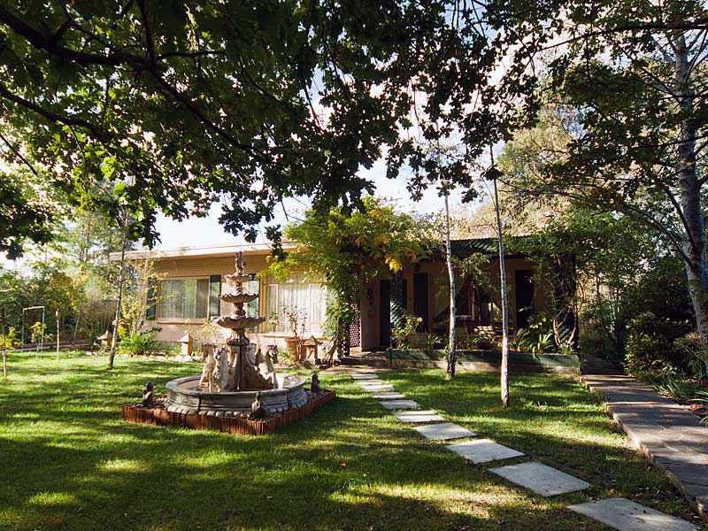 hahndorf accommodation hahndorf house front lawn