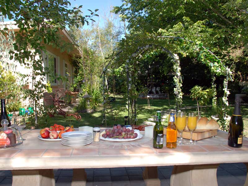 hahndorf house gardens outside sitting area
