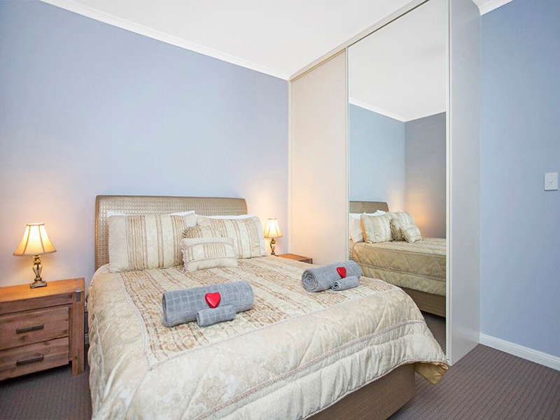 hahndorf holiday accommodation oak villa queen size bedroom