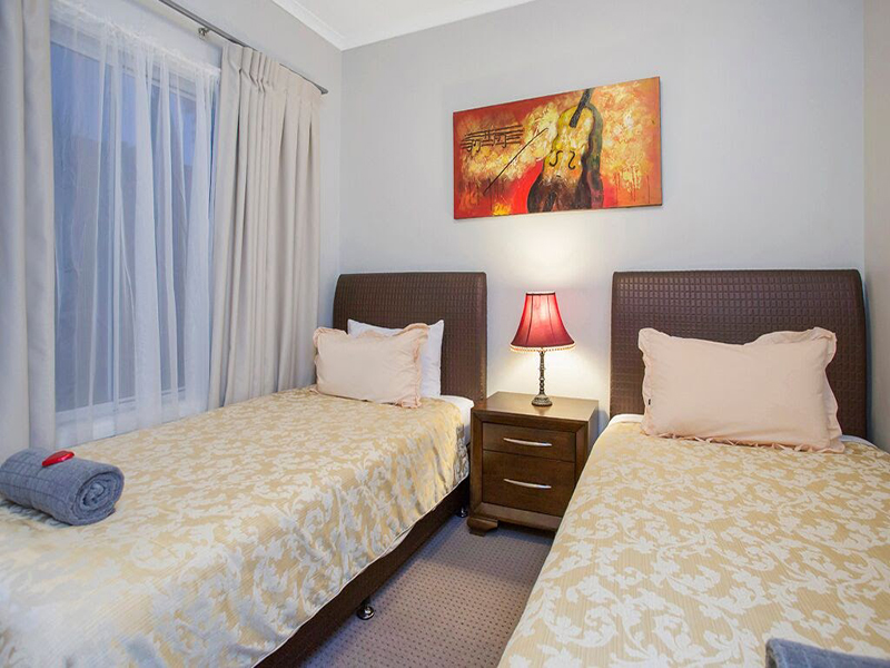 hahndorf holiday accommodation oak villa queen size bedroom