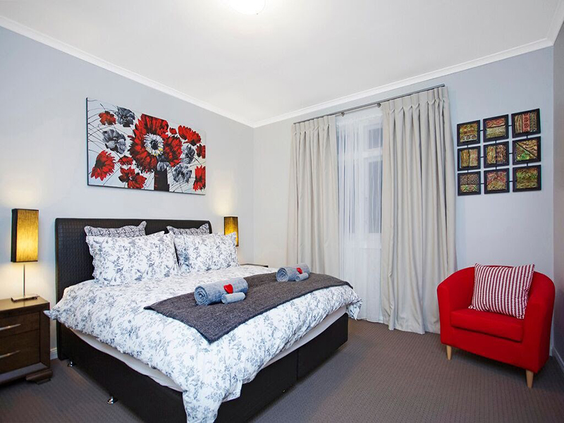 hahndorf holiday accommodation oak villa king size bedroom
